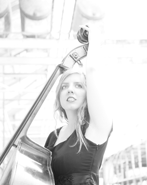 Solo Jazz Pop Kontrabassistin und Sängerin Female Upright Bassplayer Köln Düsseldorf Bassunterricht Gitarrenunterricht Meike Krautscheid TV