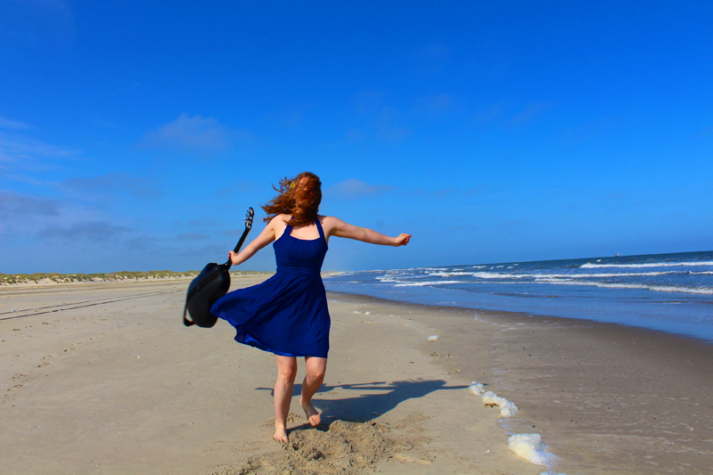 Gitarristin und Sängerin Nordsee 2